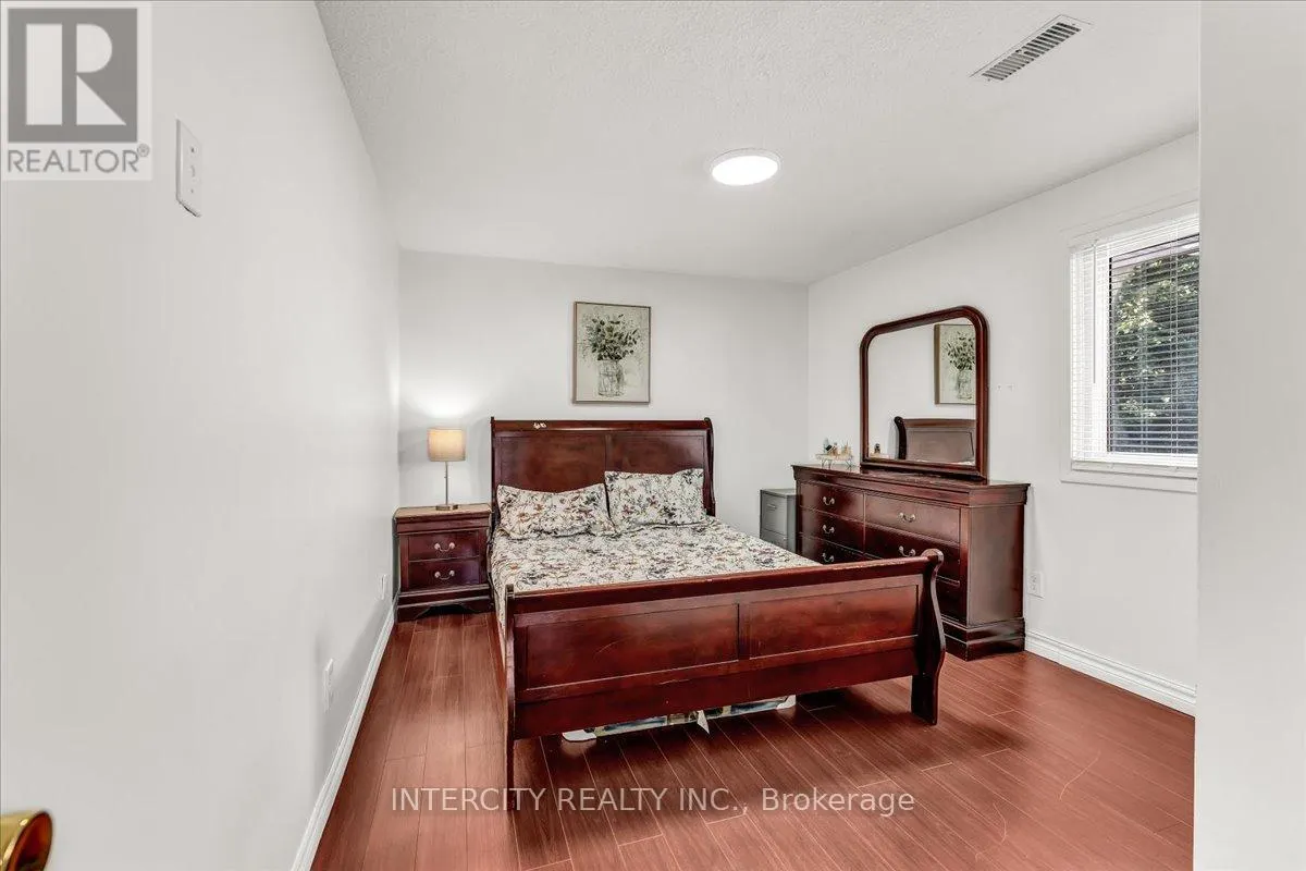 6 HEDLEY COURT