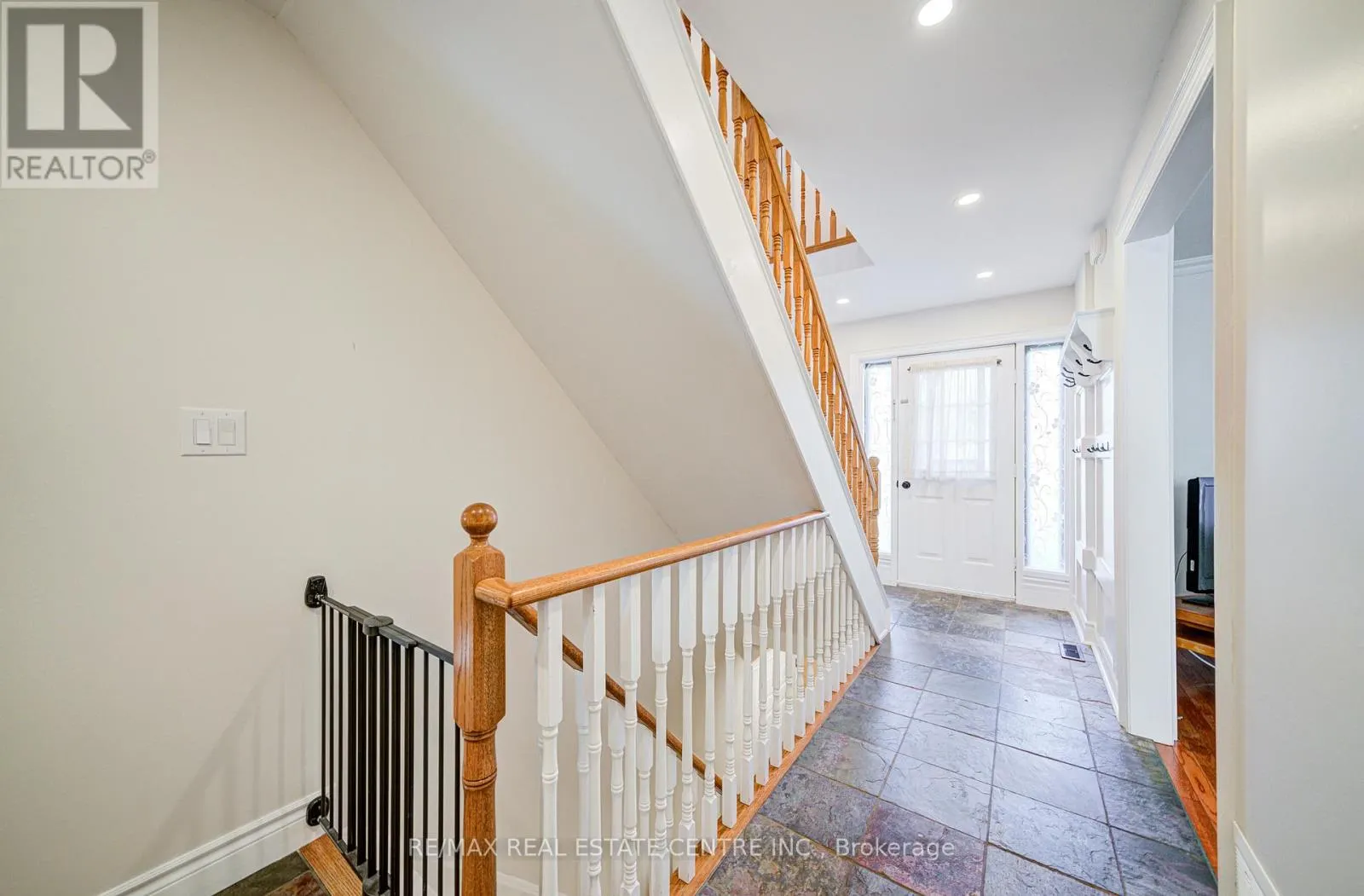 32 AGNES STREET