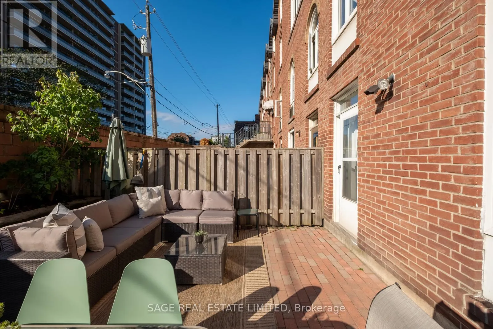 21 - 1250 KING STREET W