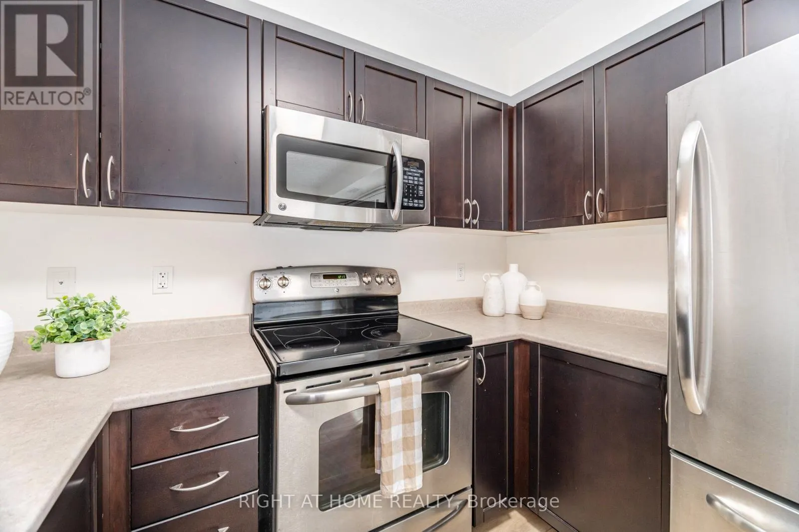 311 - 1370 MAIN STREET E
