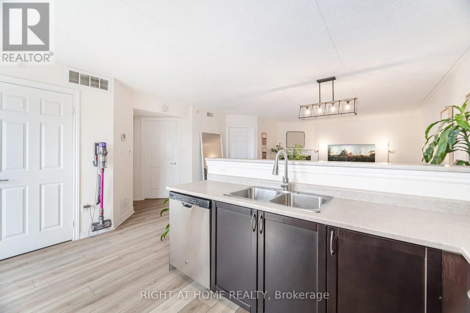 311 - 1370 MAIN STREET E