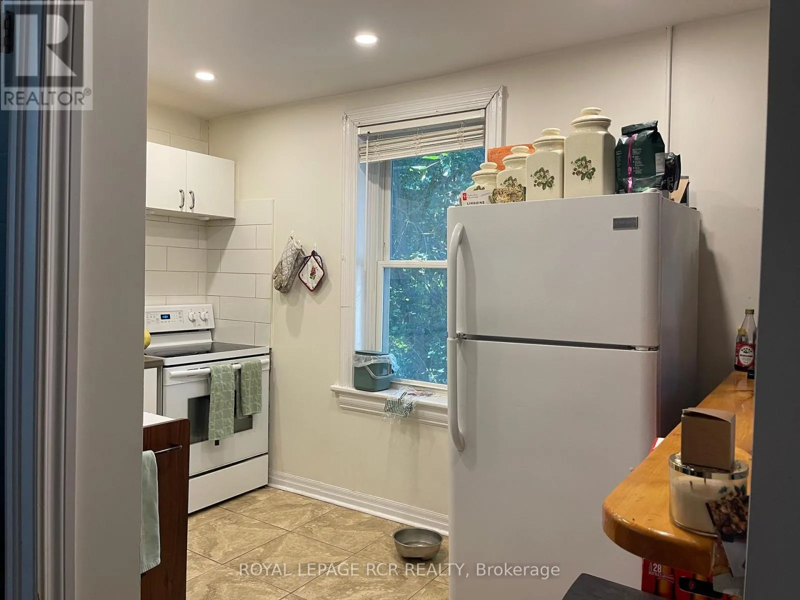 UPPER - 124 POPLAR AVENUE