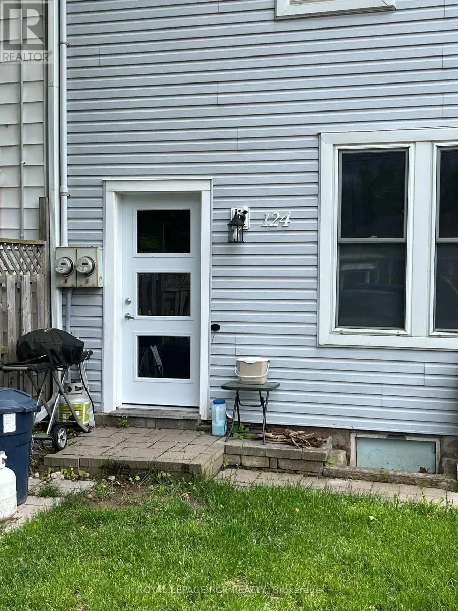 UPPER - 124 POPLAR AVENUE