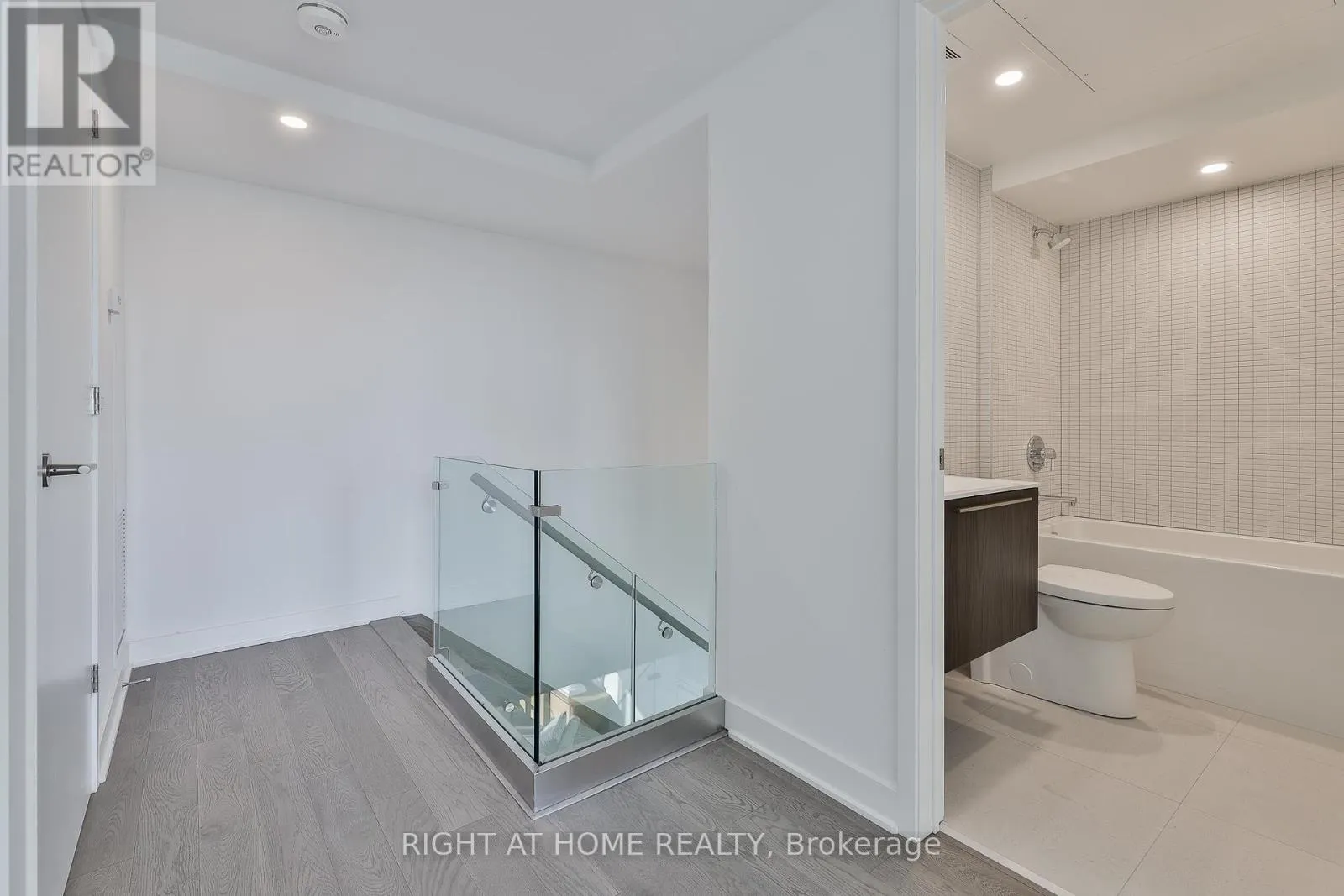 607 - 2720 DUNDAS STREET W