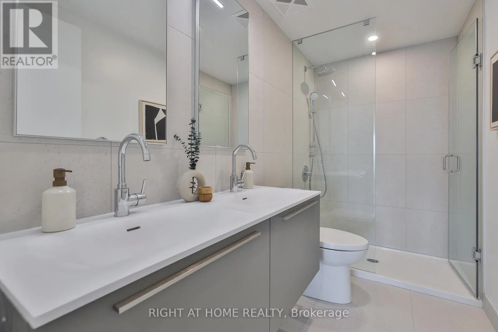 607 - 2720 DUNDAS STREET W