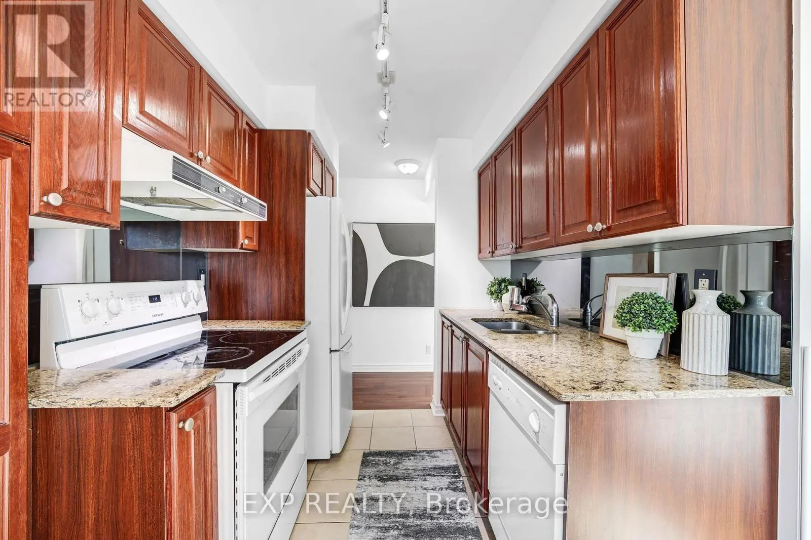 1005 - 1 ELM DRIVE W