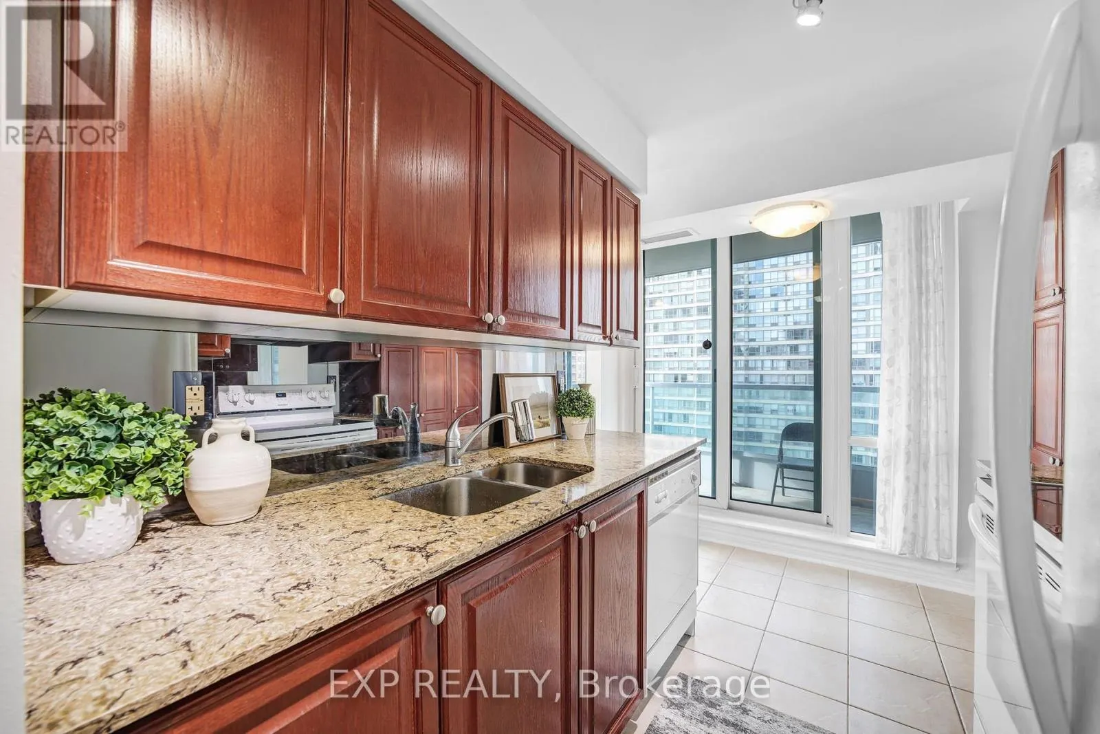 1005 - 1 ELM DRIVE W