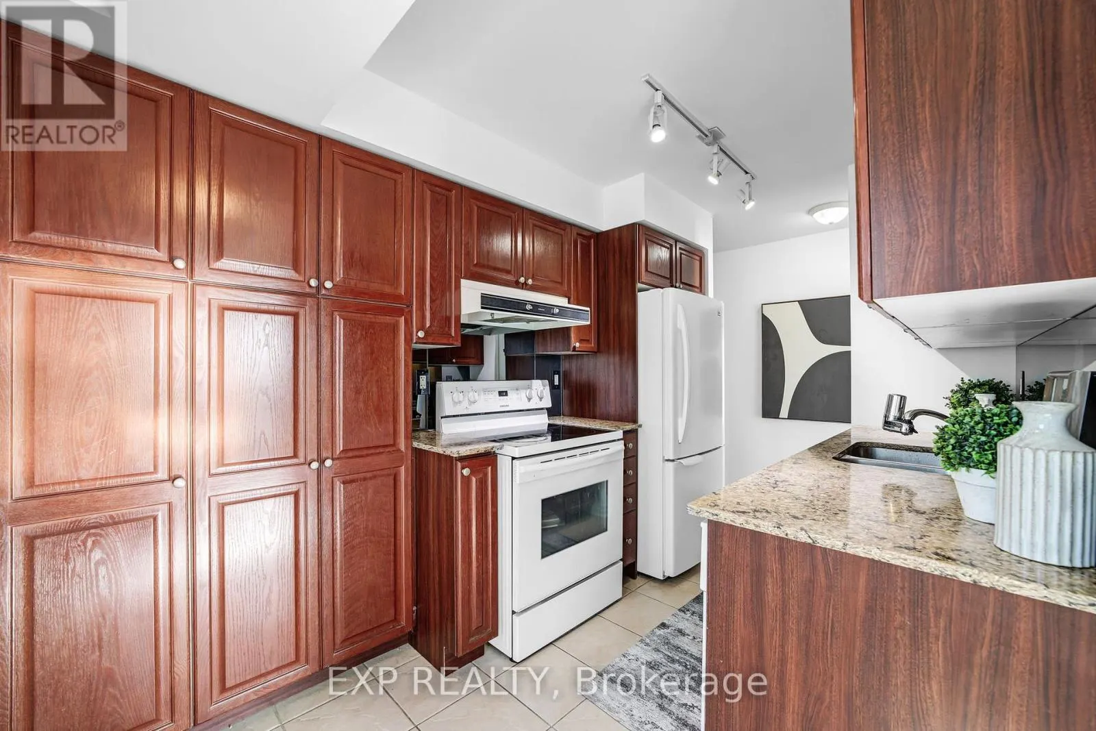 1005 - 1 ELM DRIVE W