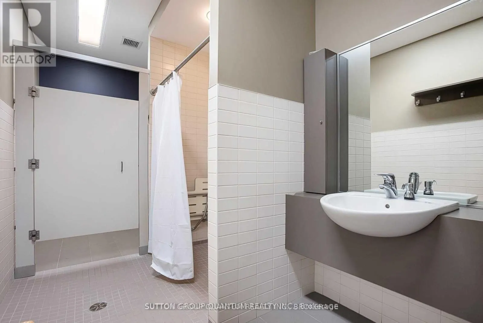 202 - 1005 SKYVIEW DRIVE