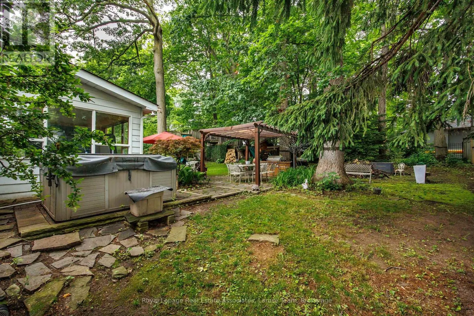 101 MINEOLA ROAD E