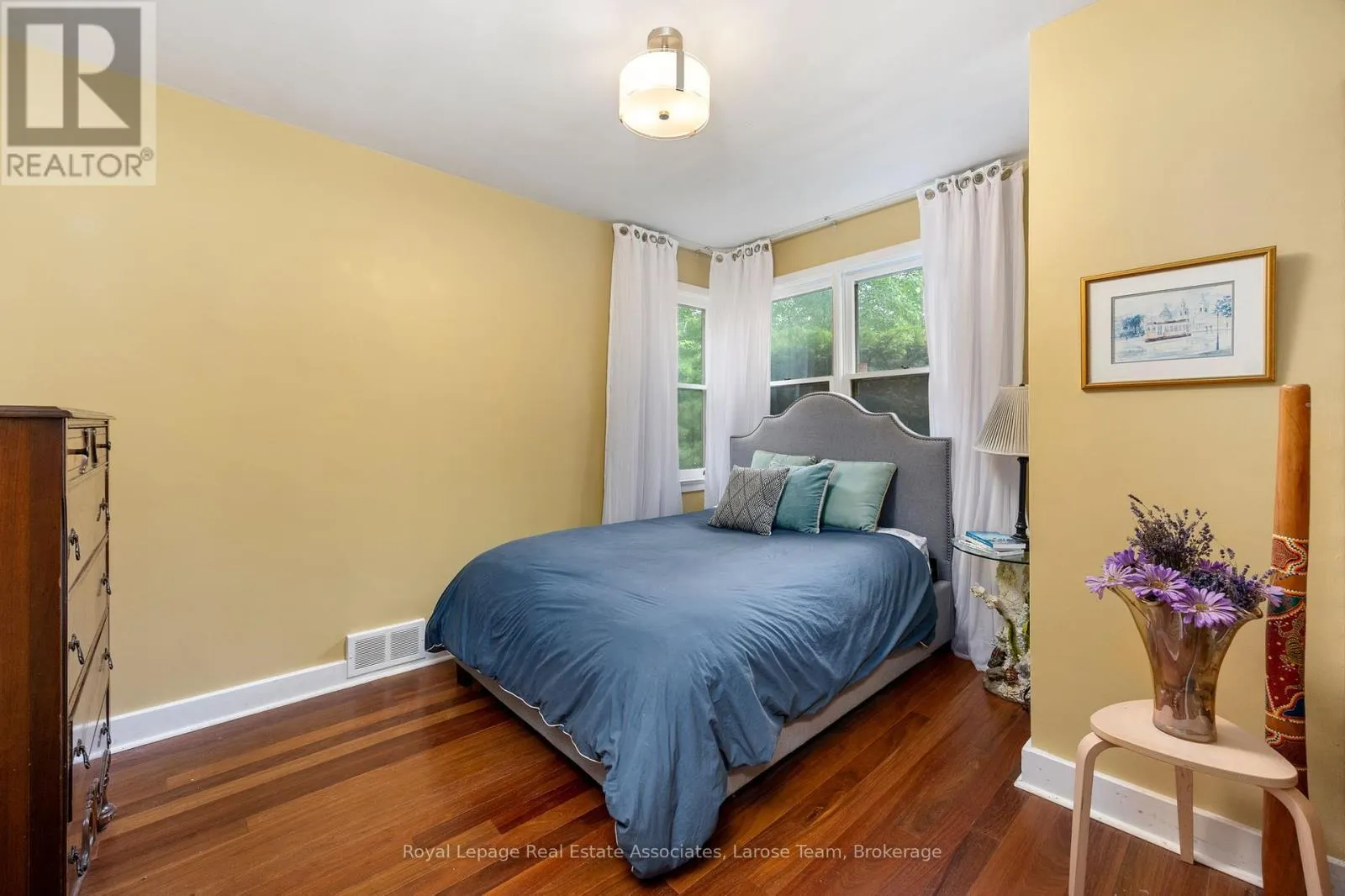 101 MINEOLA ROAD E