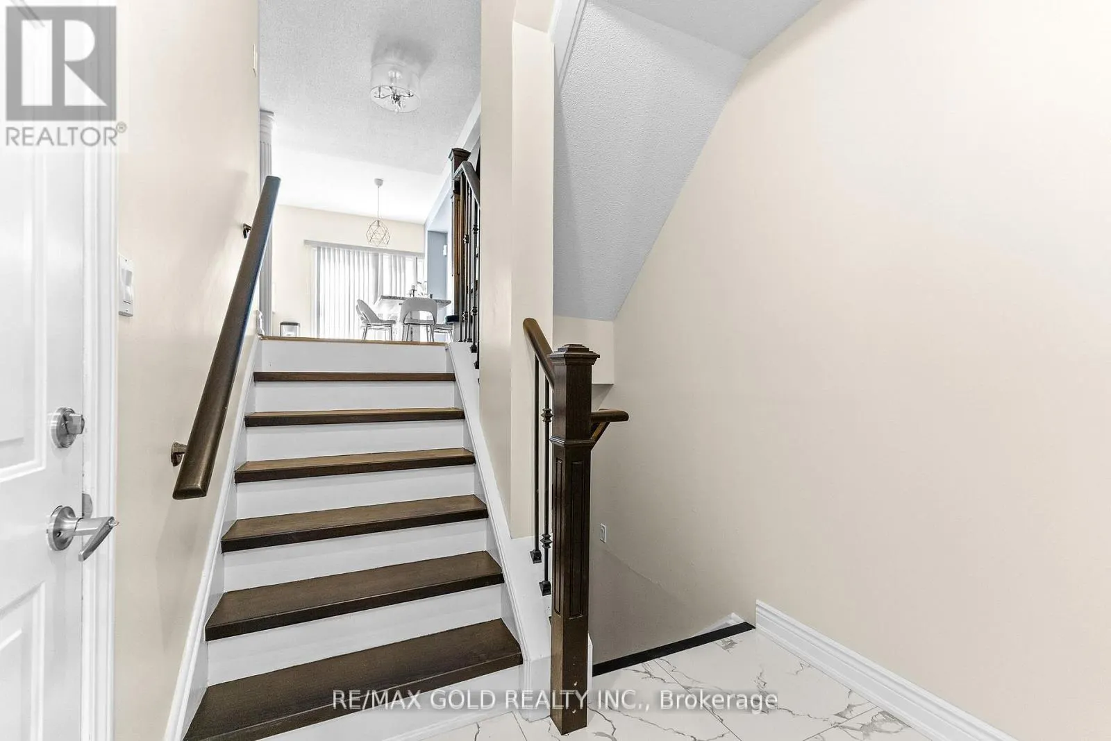 6 - 61 NELSON STREET W