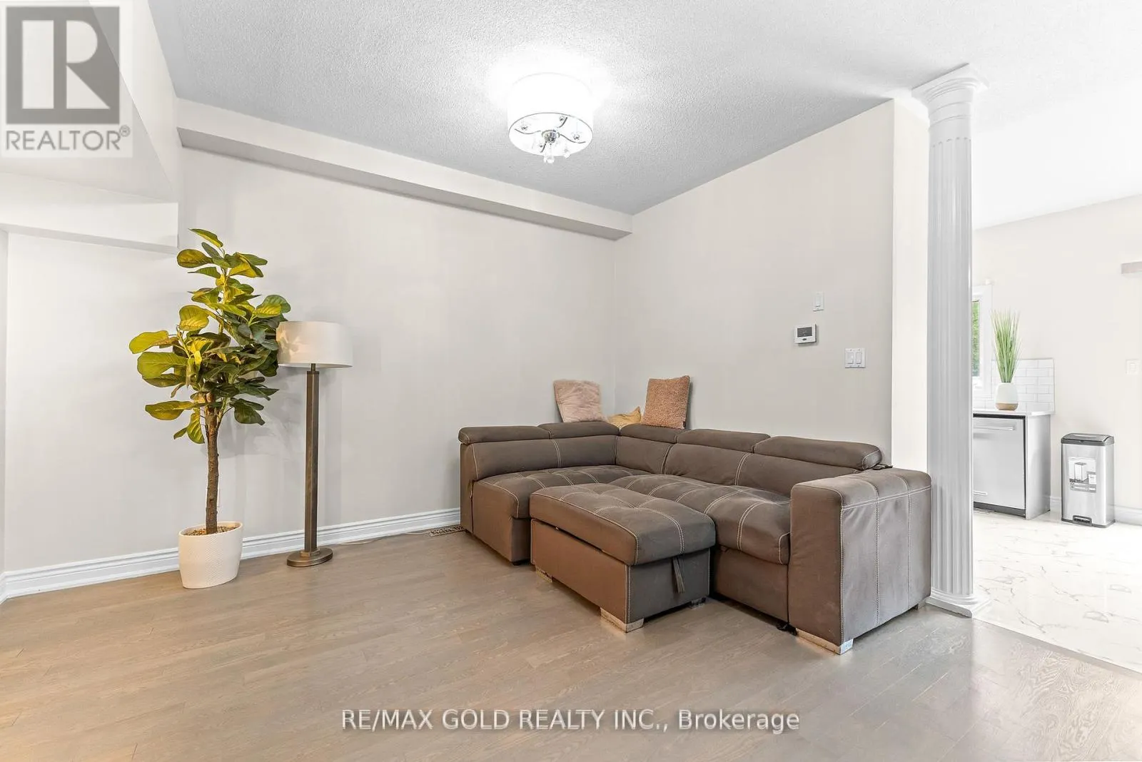 6 - 61 NELSON STREET W