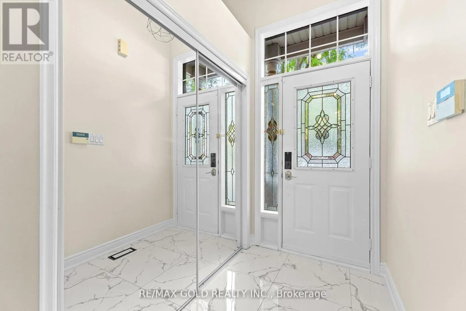 6 - 61 NELSON STREET W