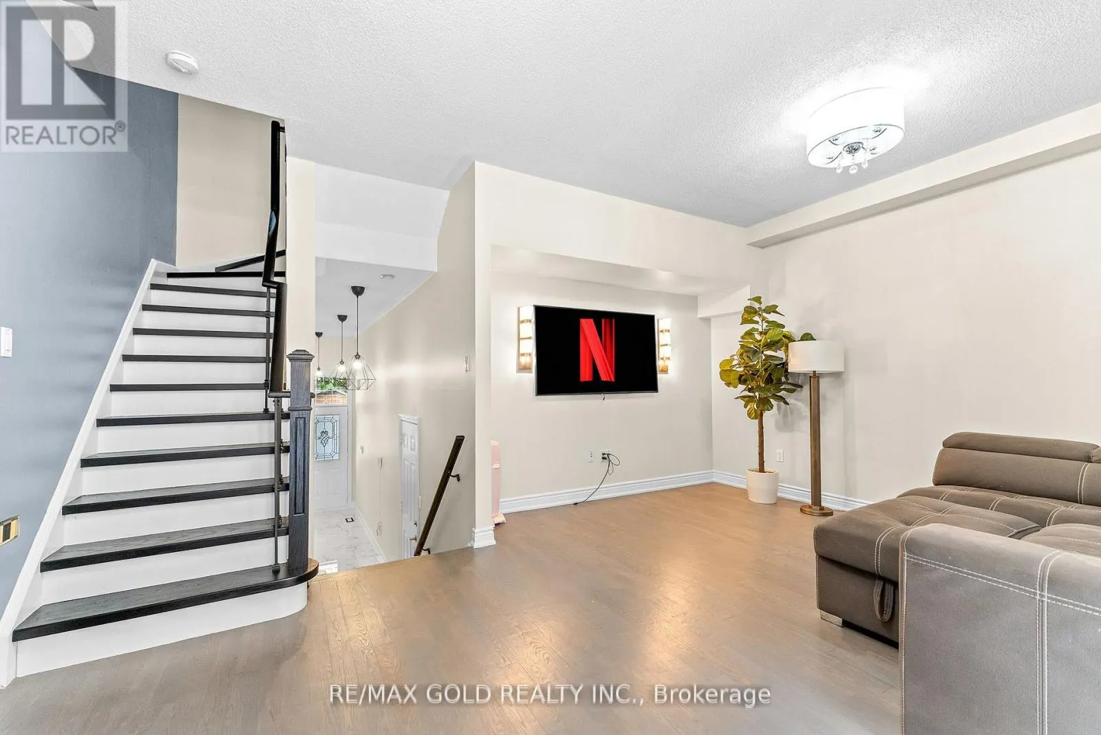 6 - 61 NELSON STREET W