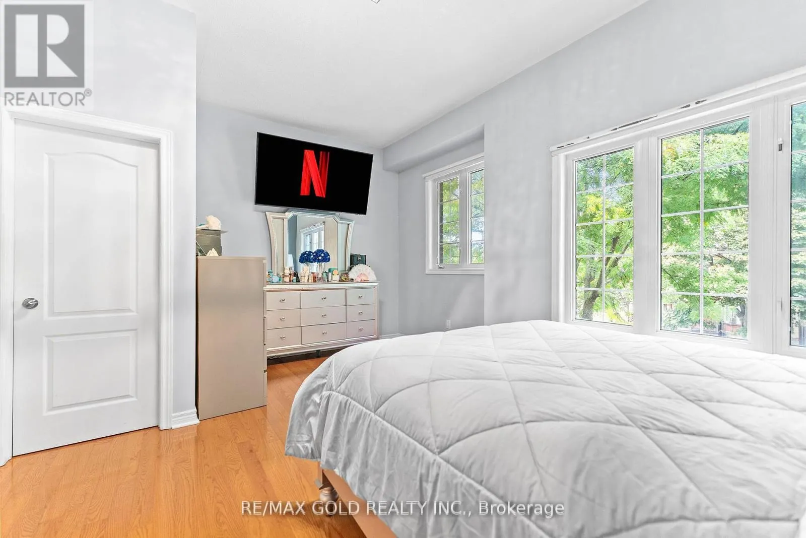 6 - 61 NELSON STREET W