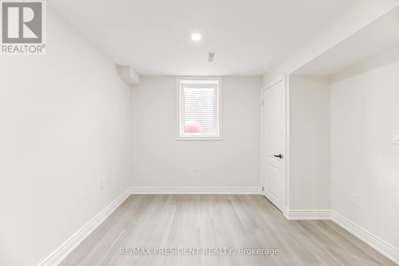4 LAWNVIEW COURT