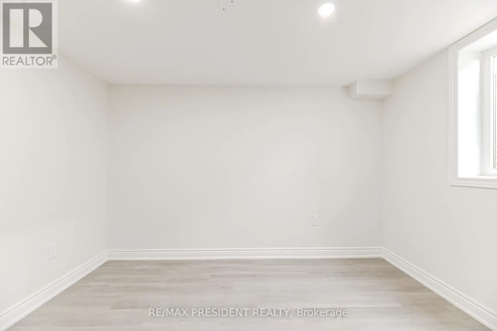 4 LAWNVIEW COURT
