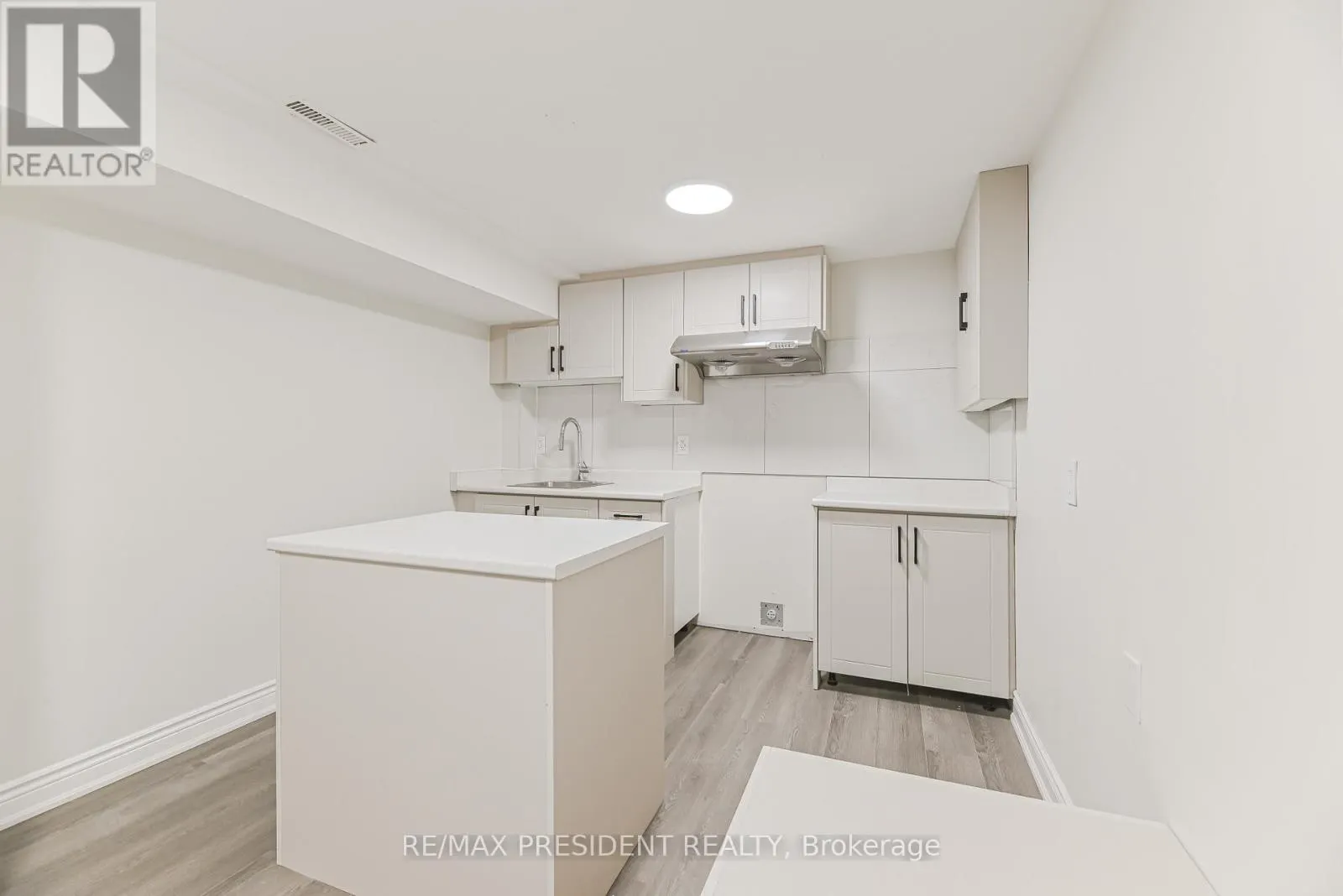 4 LAWNVIEW COURT