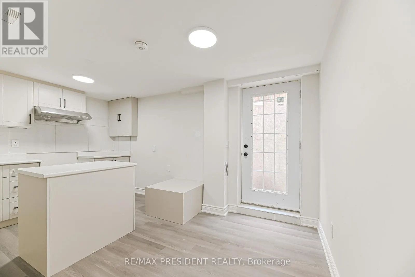 4 LAWNVIEW COURT