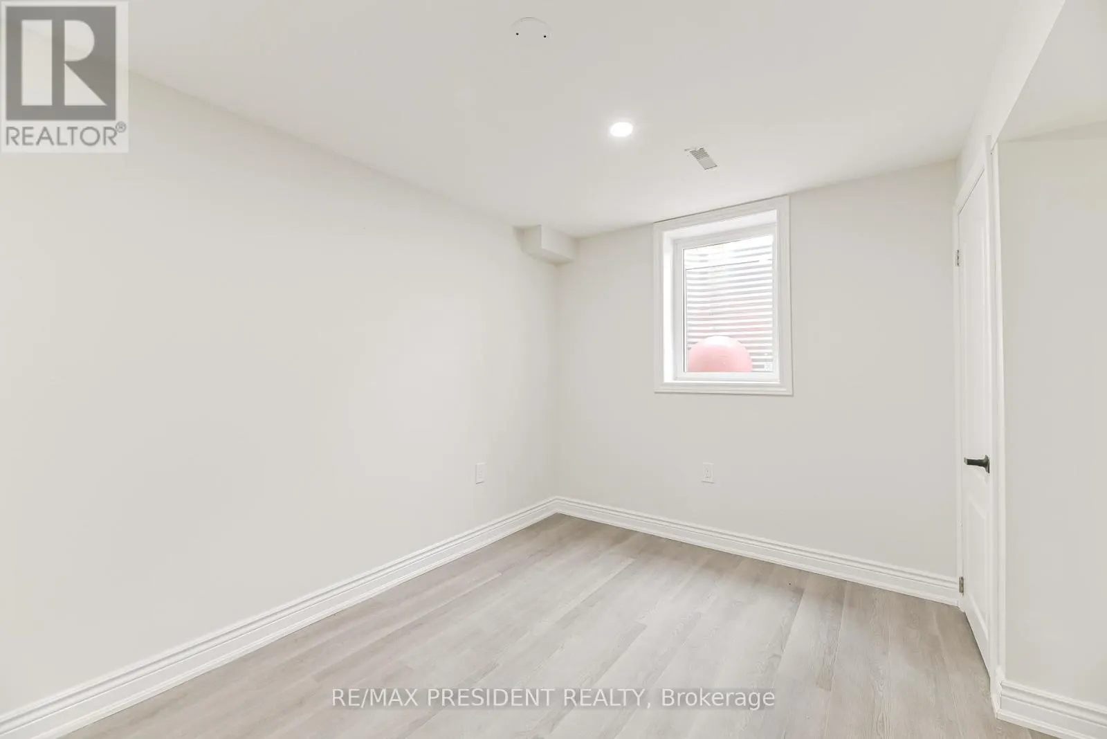 4 LAWNVIEW COURT