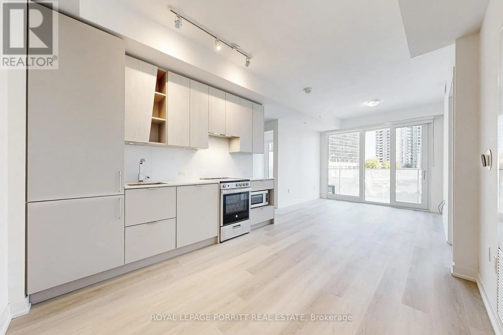 202 - 3883 QUARTZ ROAD