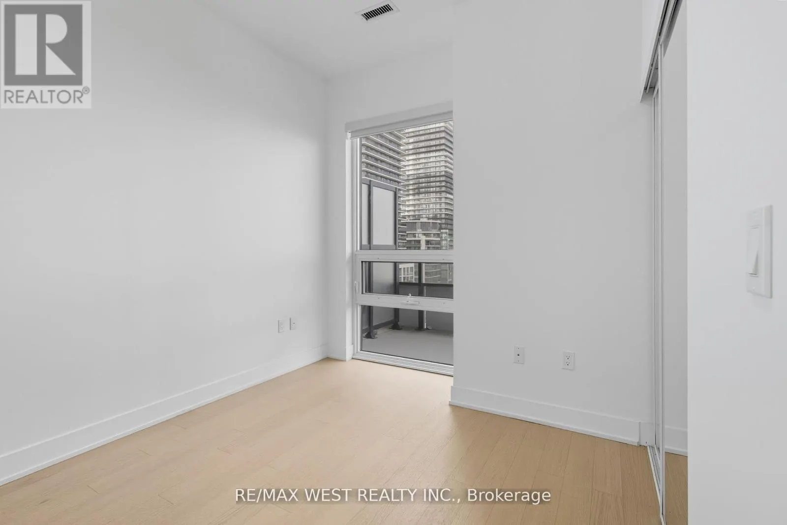 702 - 20 SHORE BREEZE DRIVE