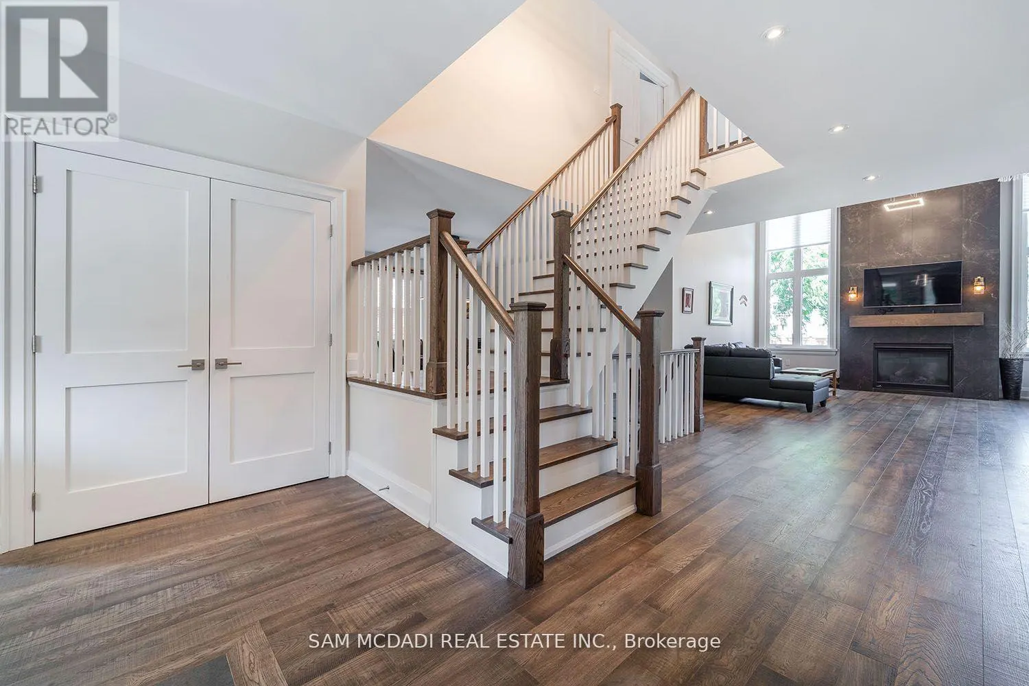 2163 DEYNCOURT DRIVE