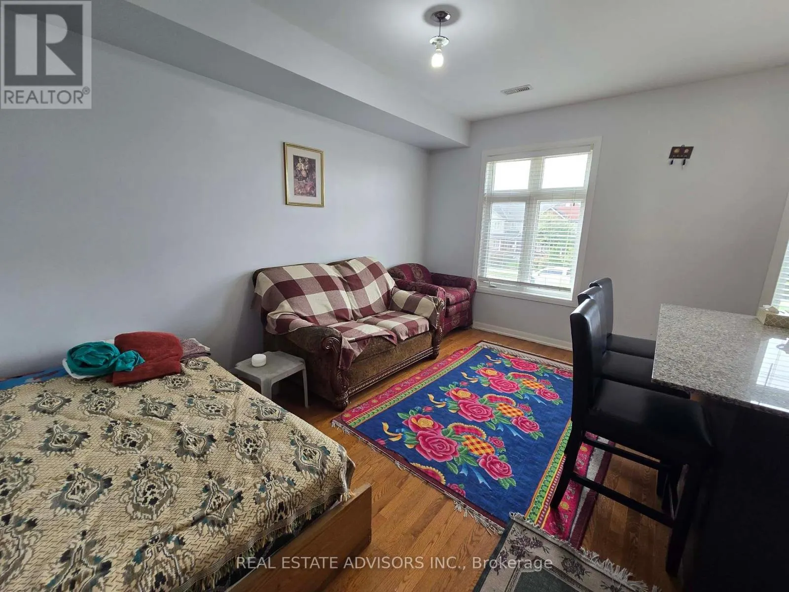 1272 MAIN STREET E