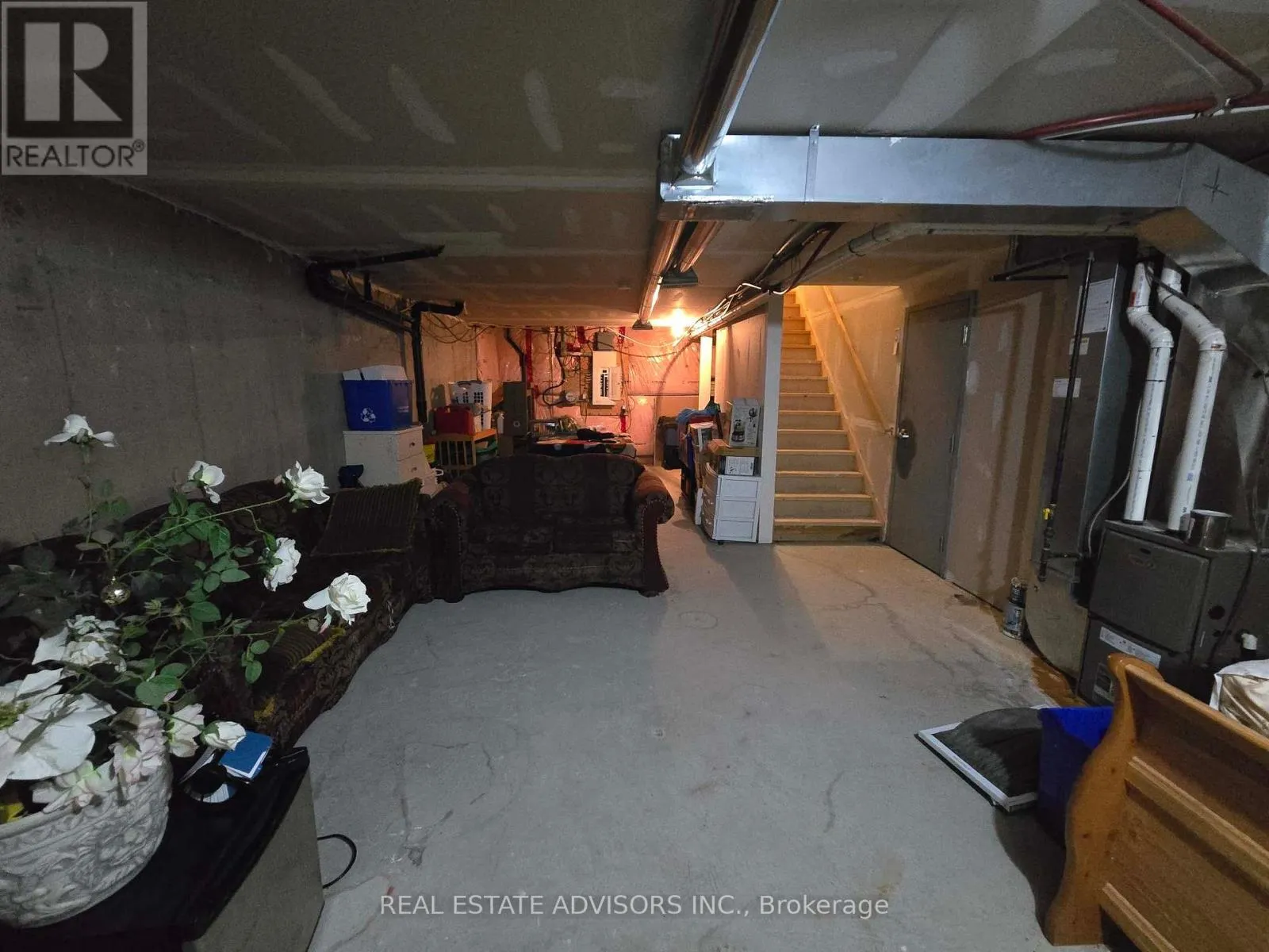 1272 MAIN STREET E