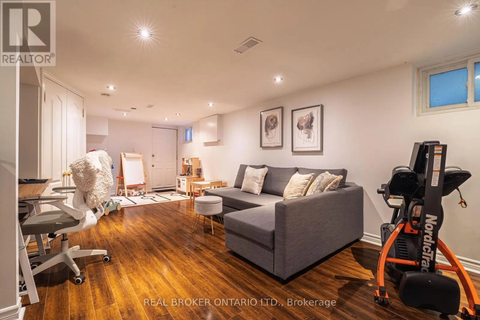 204 EARLSCOURT AVENUE W