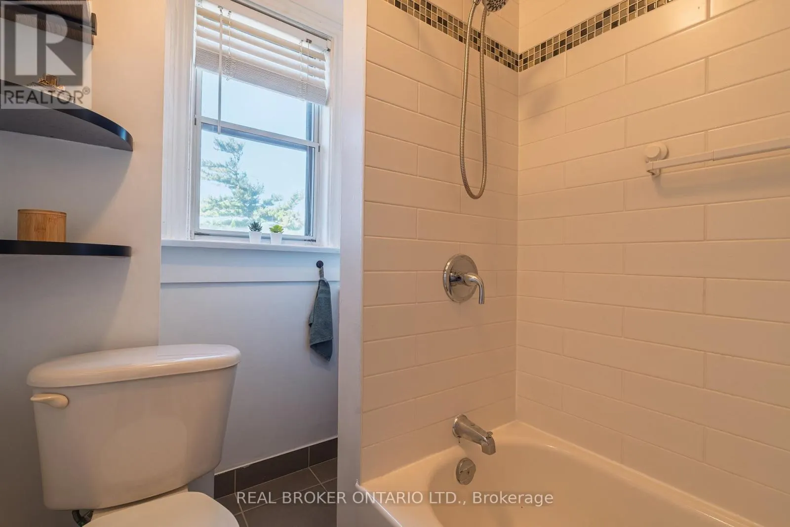 204 EARLSCOURT AVENUE W
