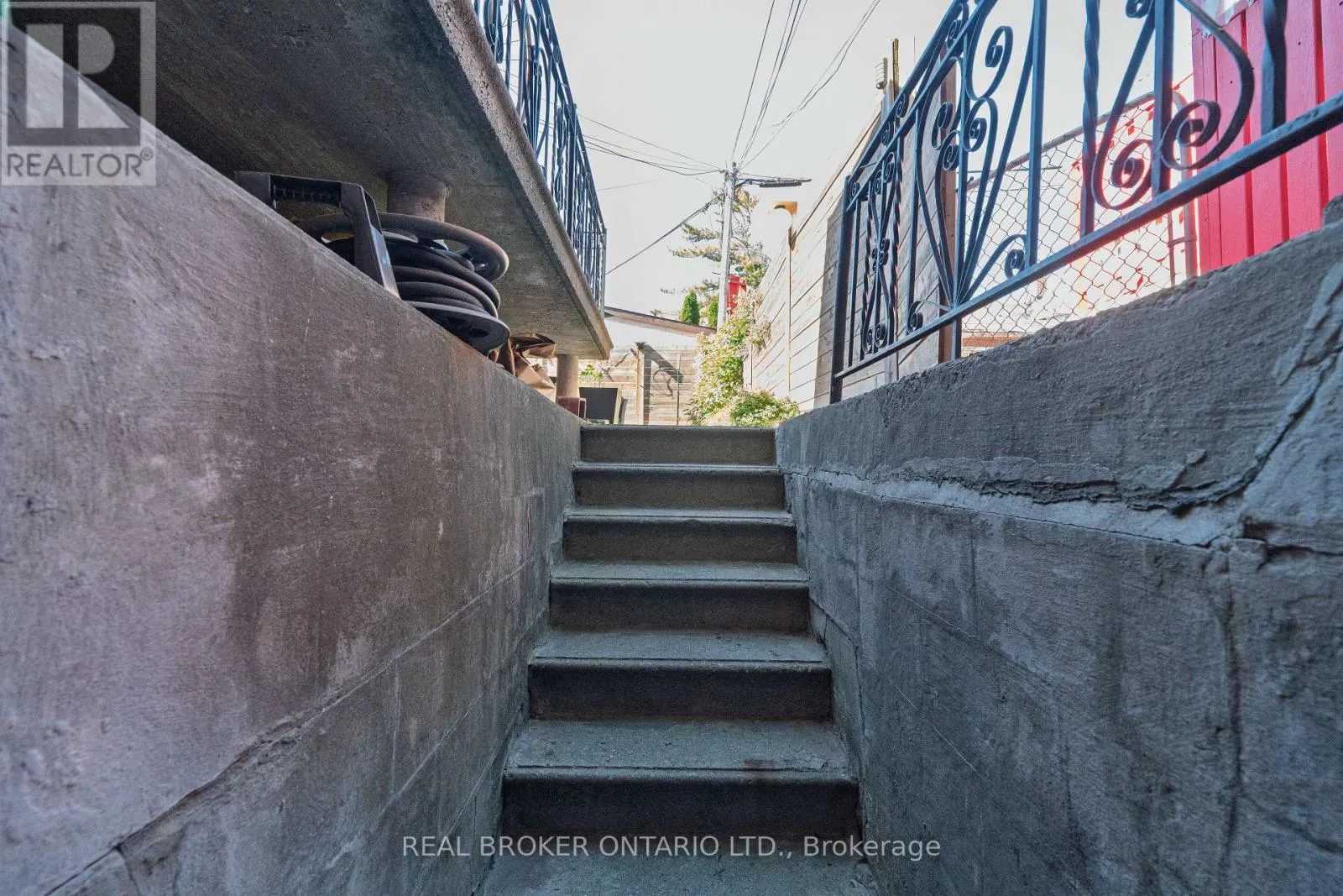204 EARLSCOURT AVENUE W