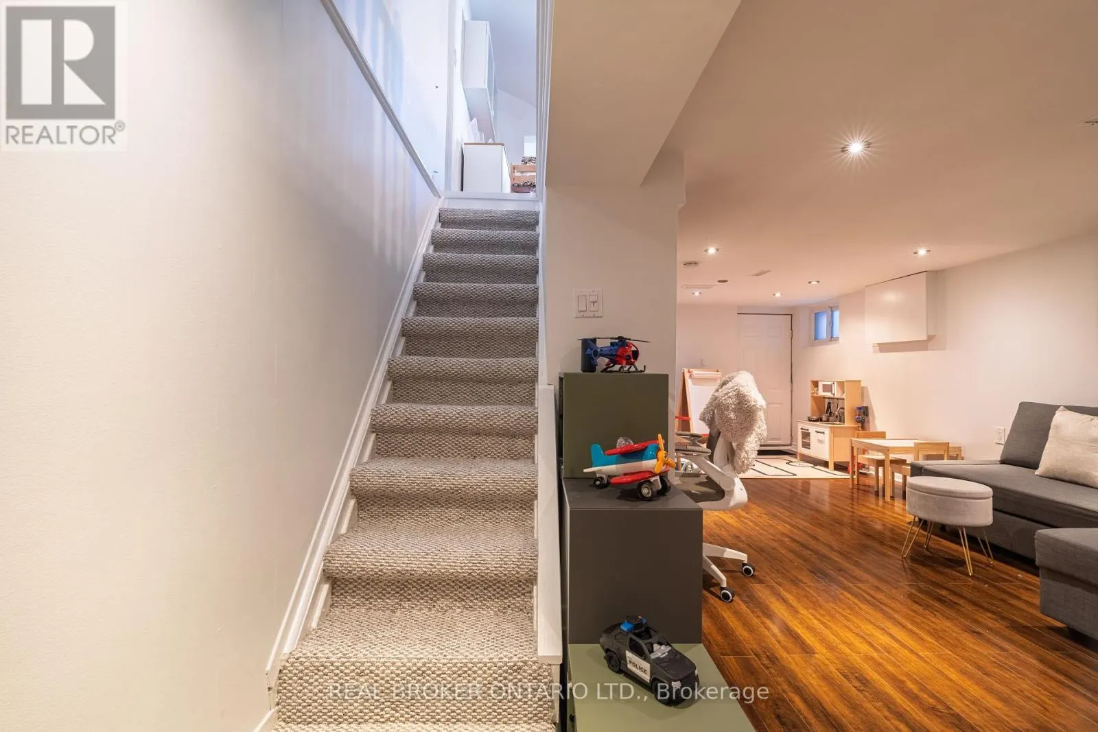 204 EARLSCOURT AVENUE W