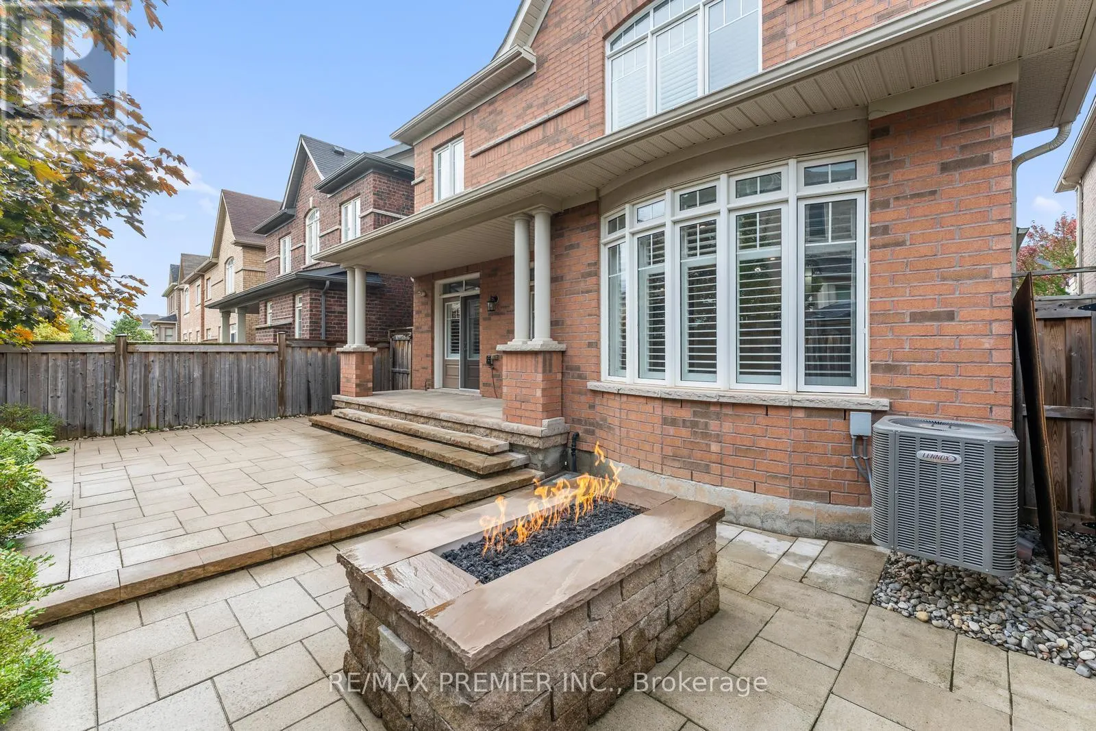 71 HOEY CRESCENT