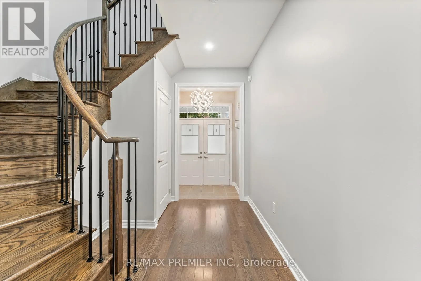 71 HOEY CRESCENT