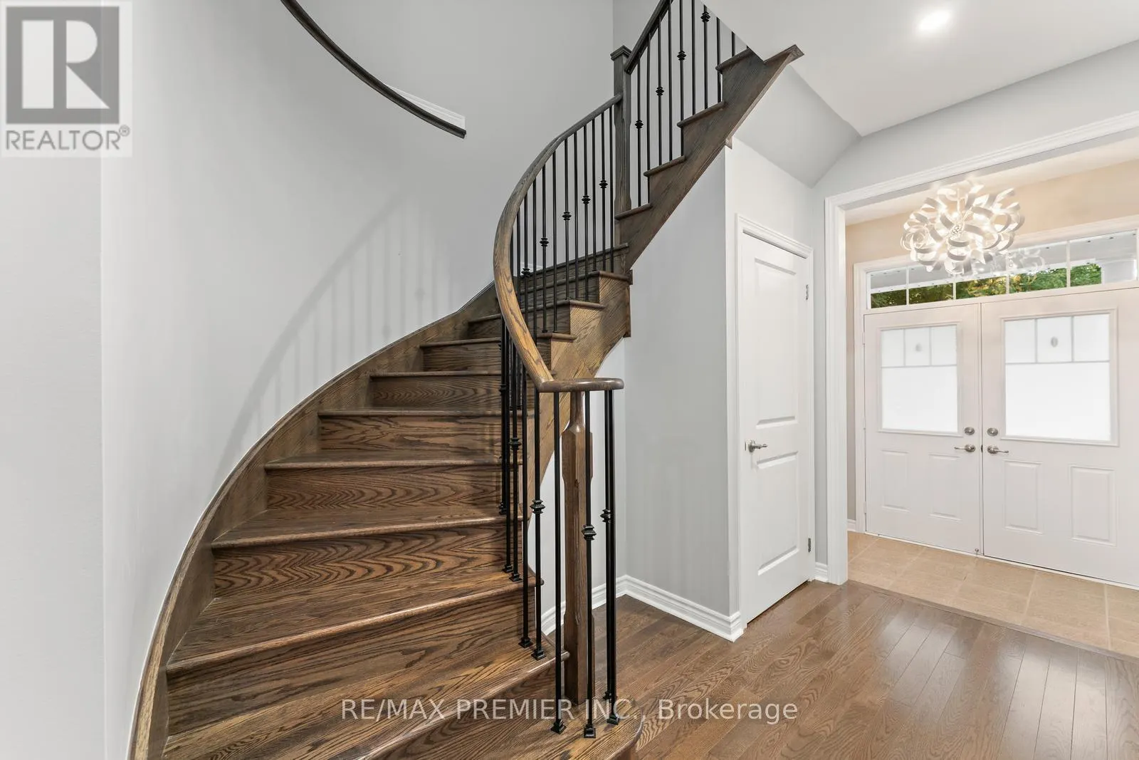 71 HOEY CRESCENT