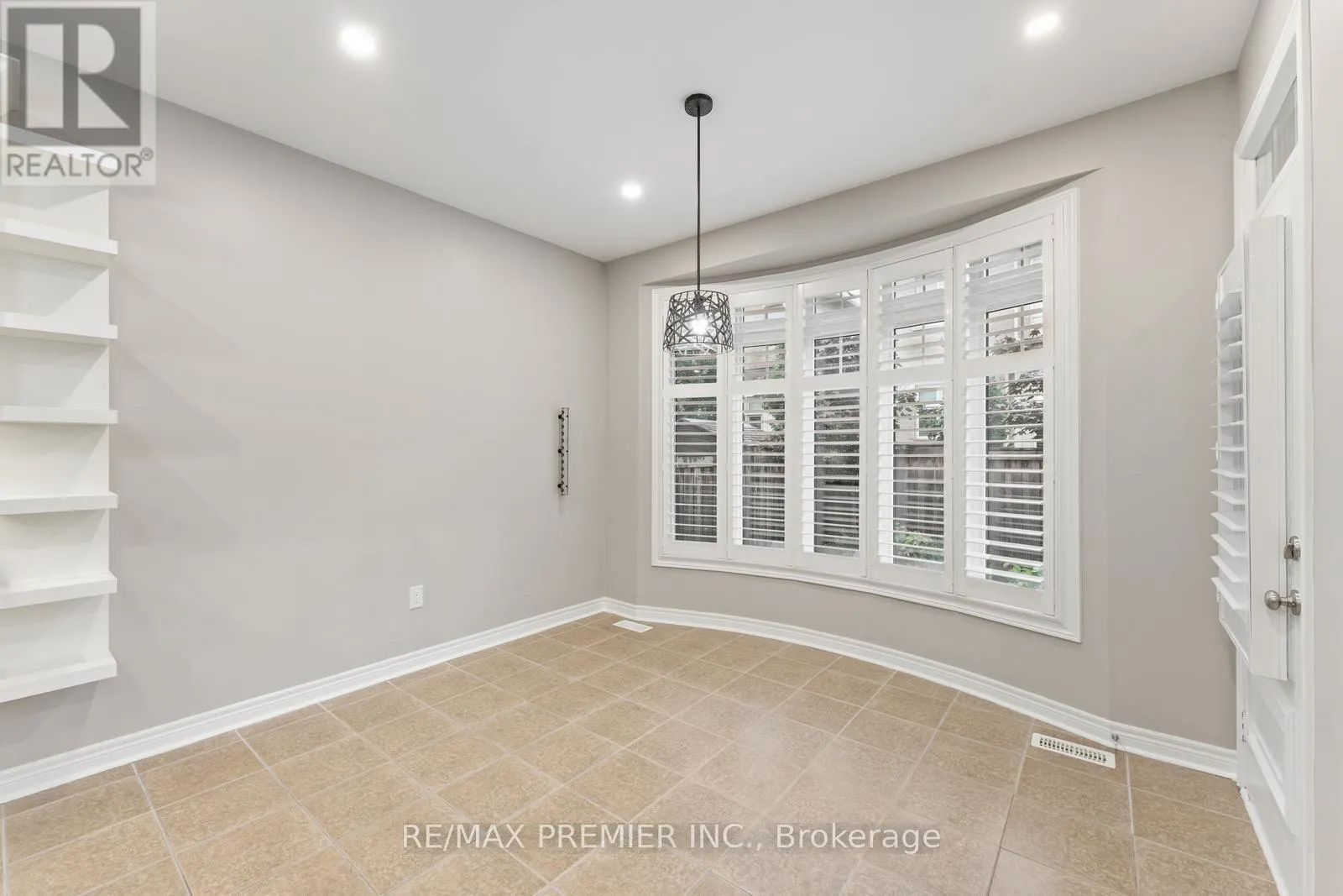 71 HOEY CRESCENT