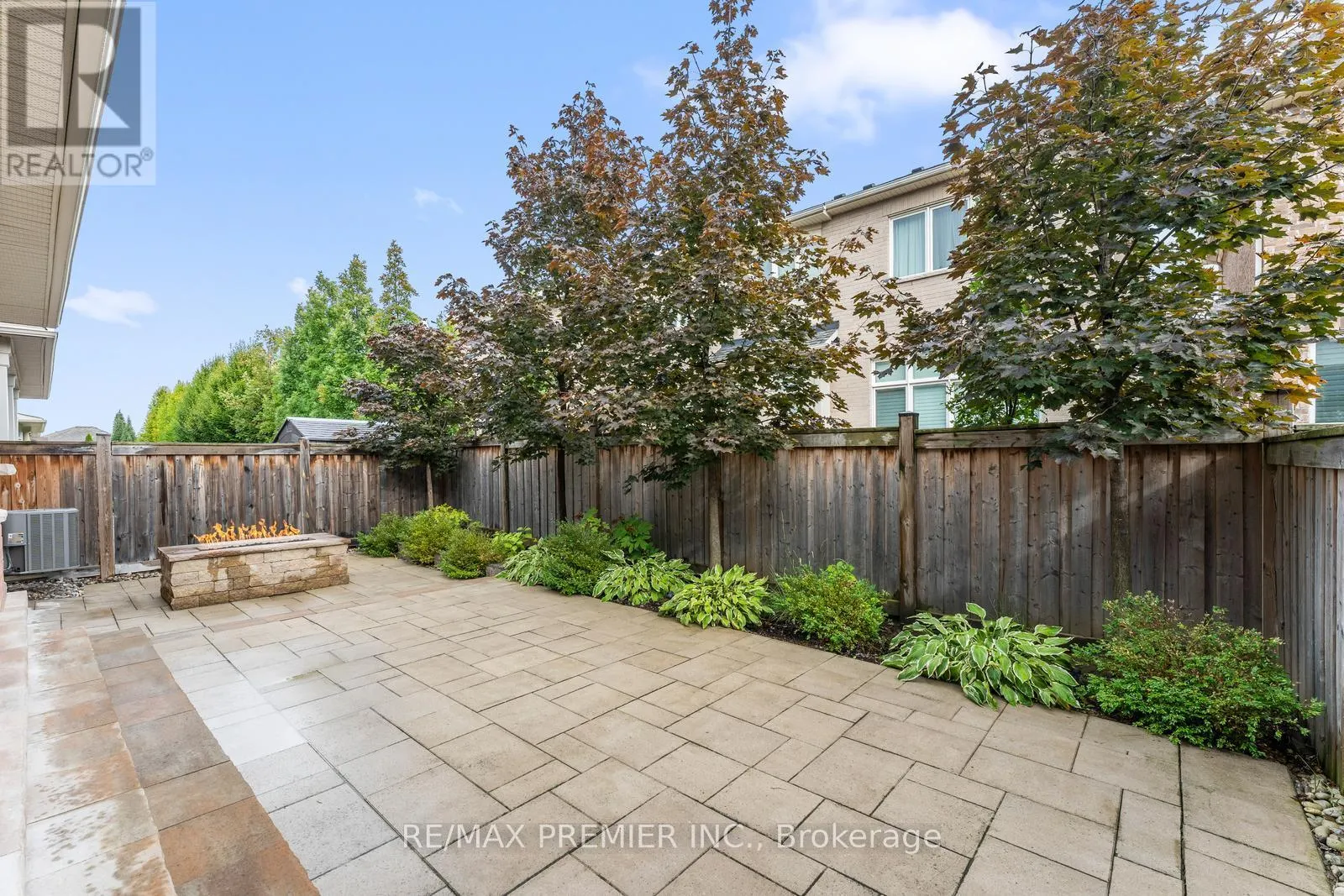 71 HOEY CRESCENT