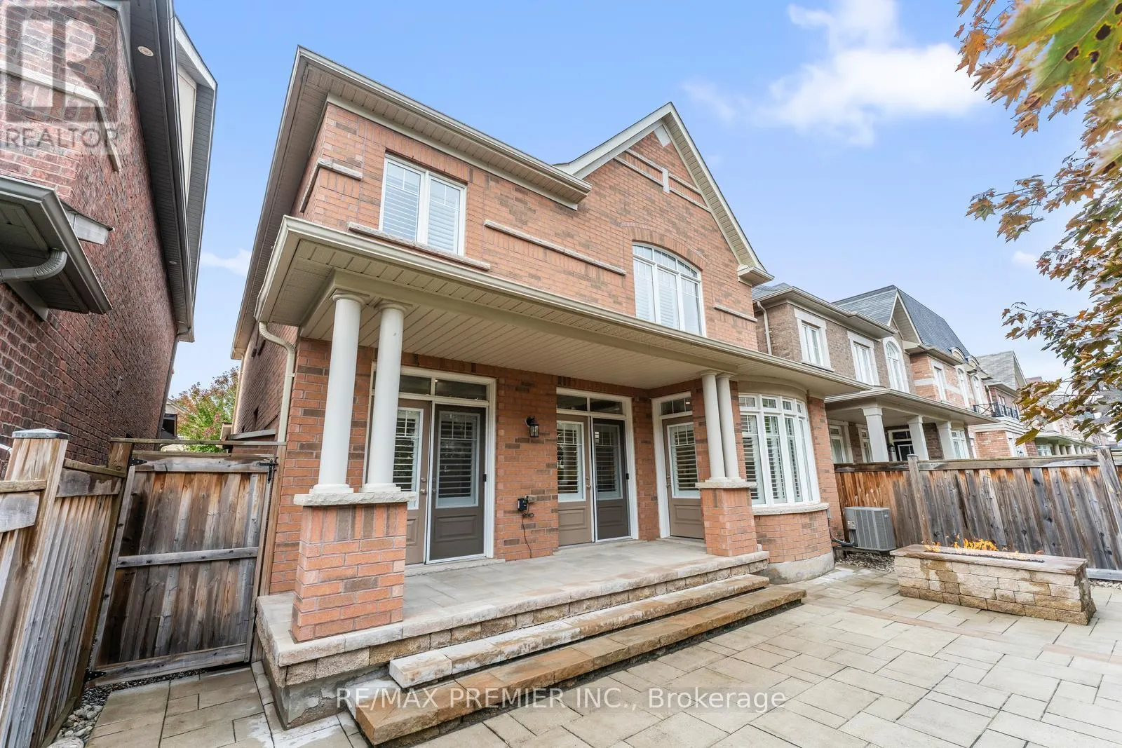 71 HOEY CRESCENT