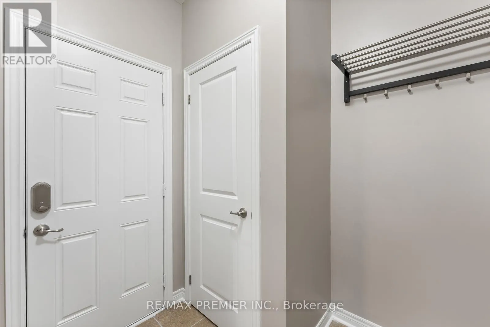 71 HOEY CRESCENT