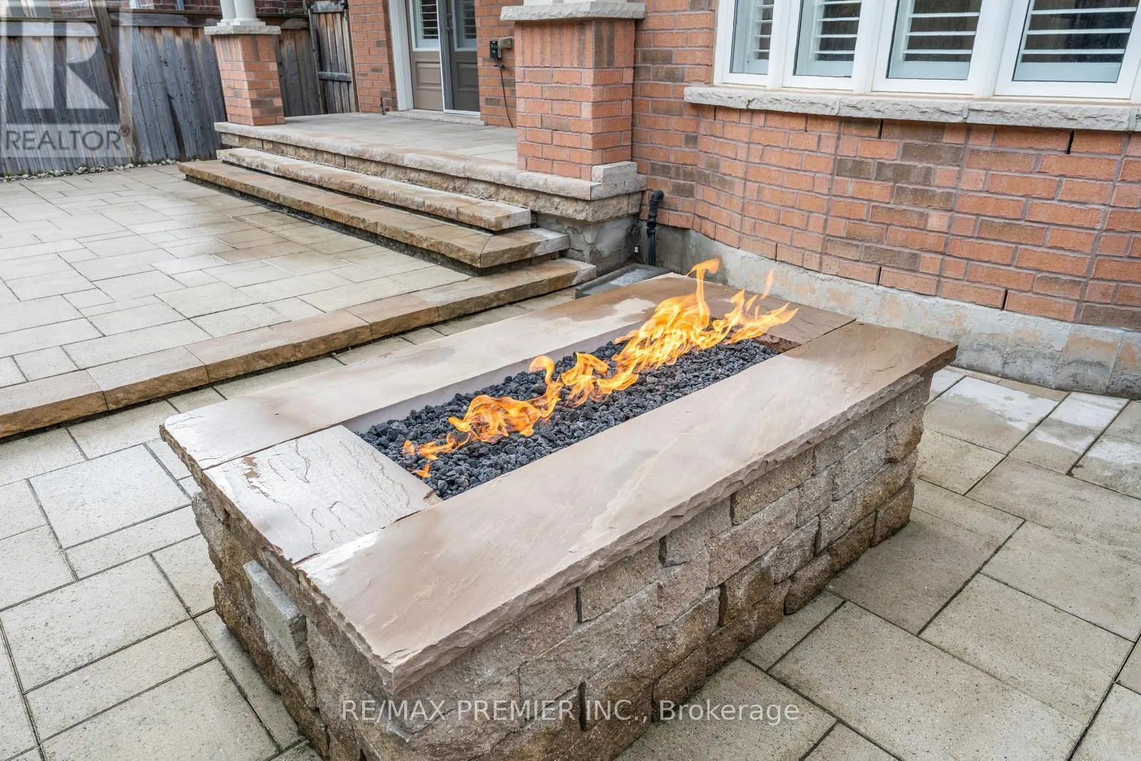 71 HOEY CRESCENT
