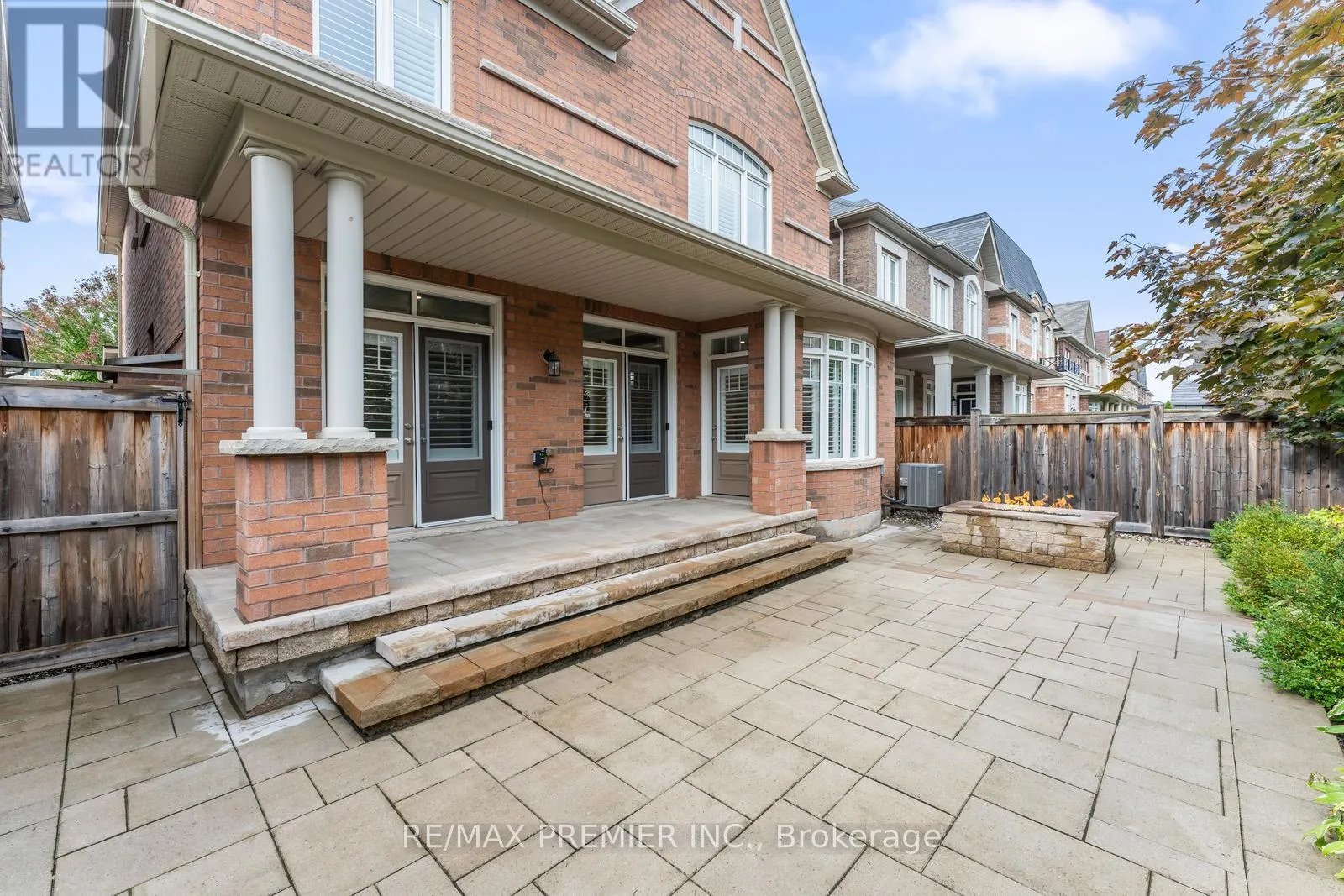 71 HOEY CRESCENT