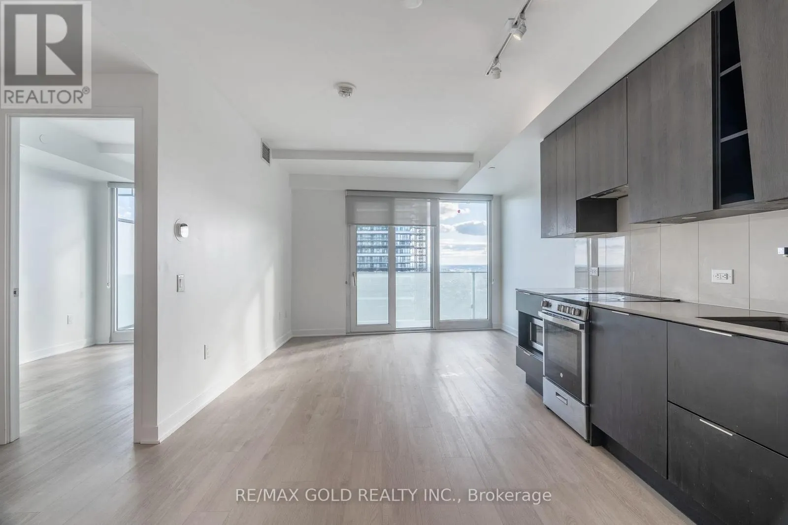 2707 - 3900 CONFEDERATION PARKWAY