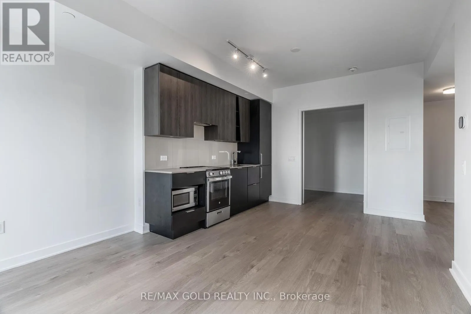 2707 - 3900 CONFEDERATION PARKWAY