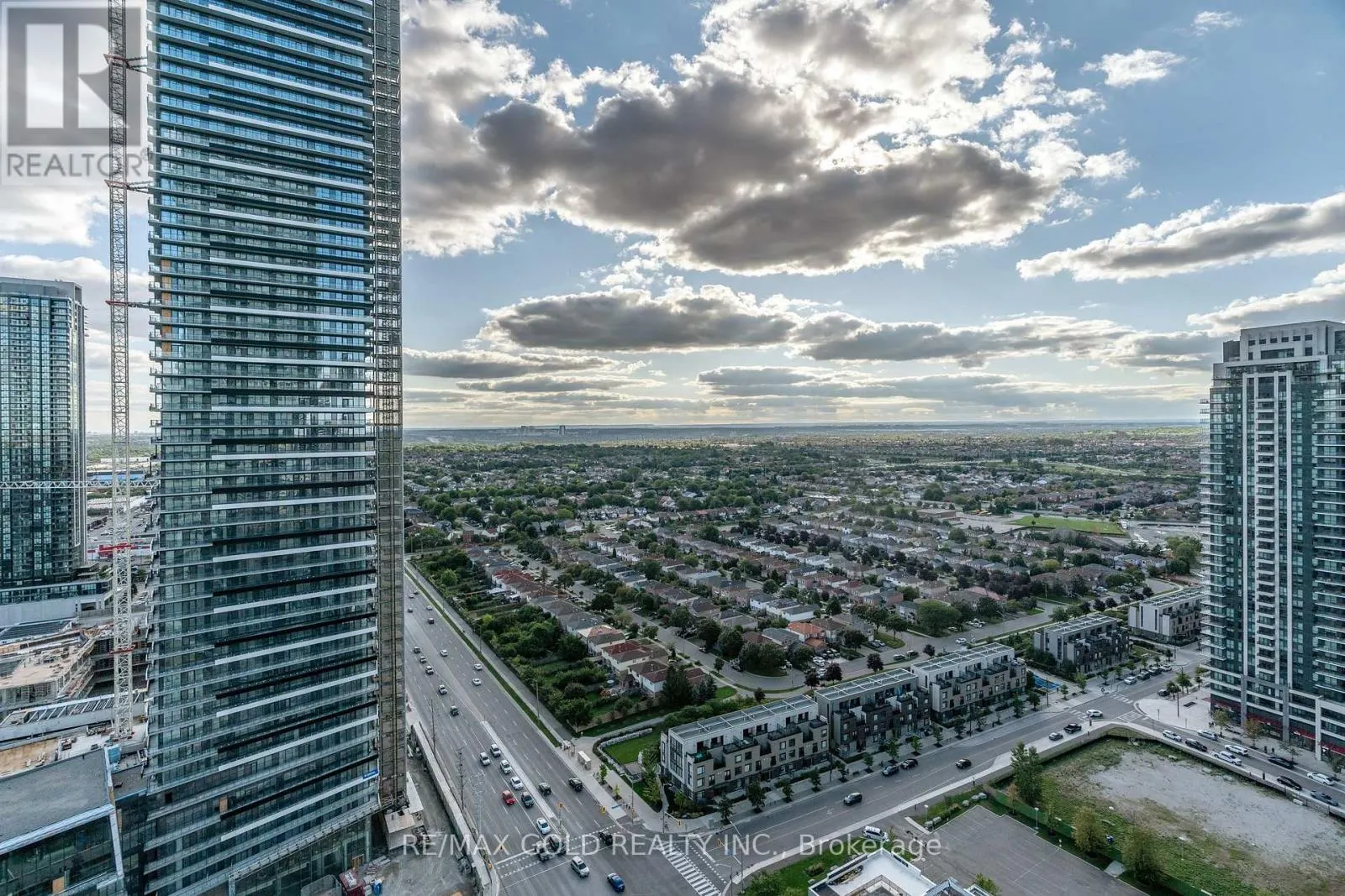 2707 - 3900 CONFEDERATION PARKWAY