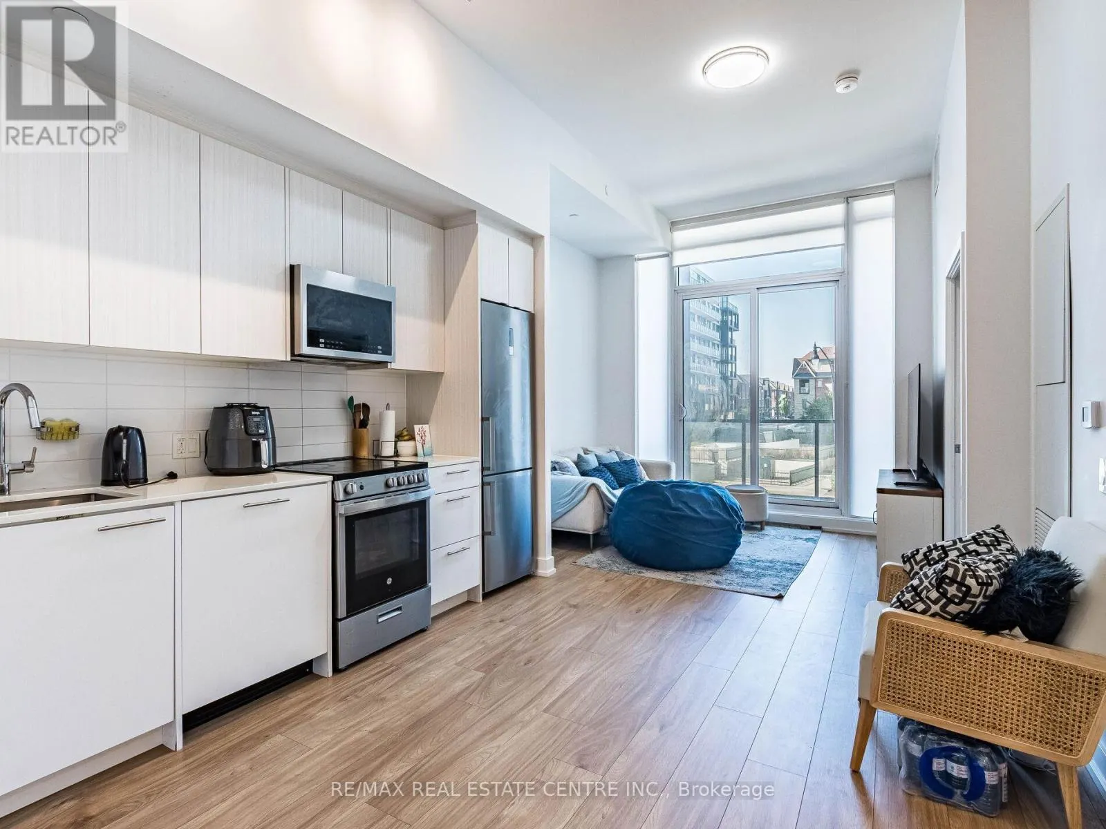 211 - 215 VETERANS DRIVE