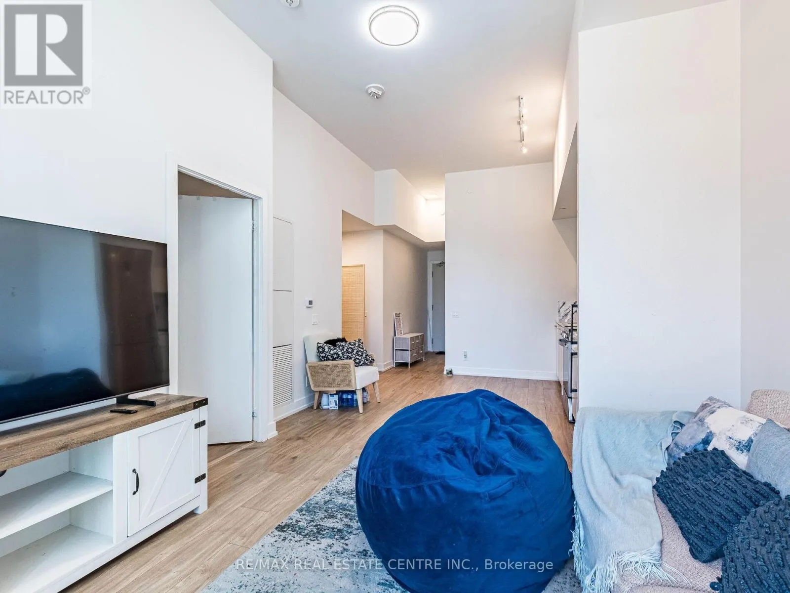 211 - 215 VETERANS DRIVE