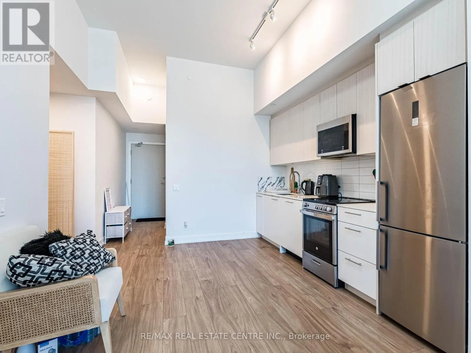 211 - 215 VETERANS DRIVE