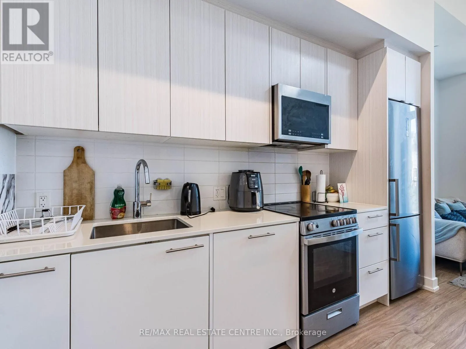 211 - 215 VETERANS DRIVE